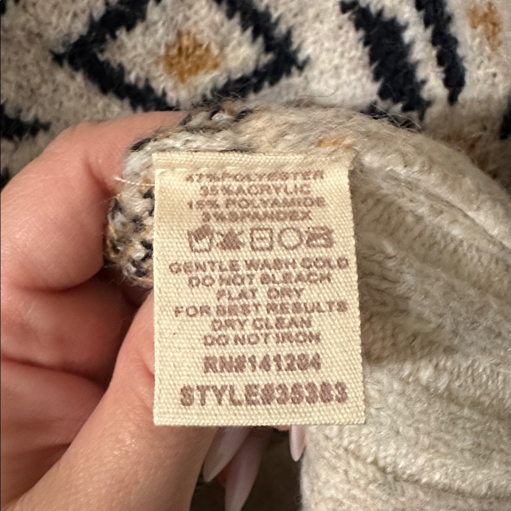 Hem and Thread v-neck sweater. Size large. - Picture 6 of 6